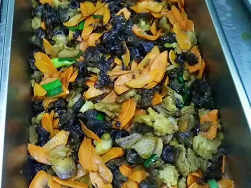 红萝卜木耳炒肉